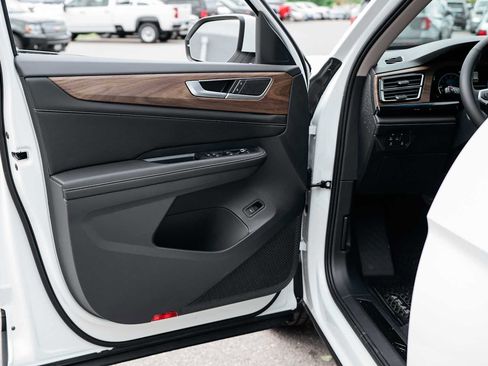 New 2025 Volkswagen Atlas SE image 12