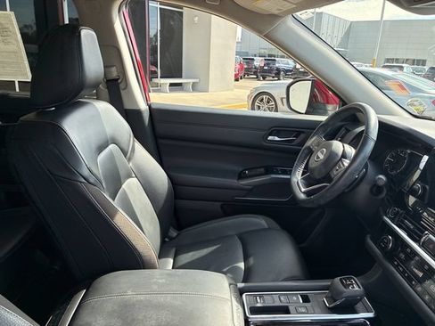 Used 2024 Nissan Pathfinder SL FWD image 11