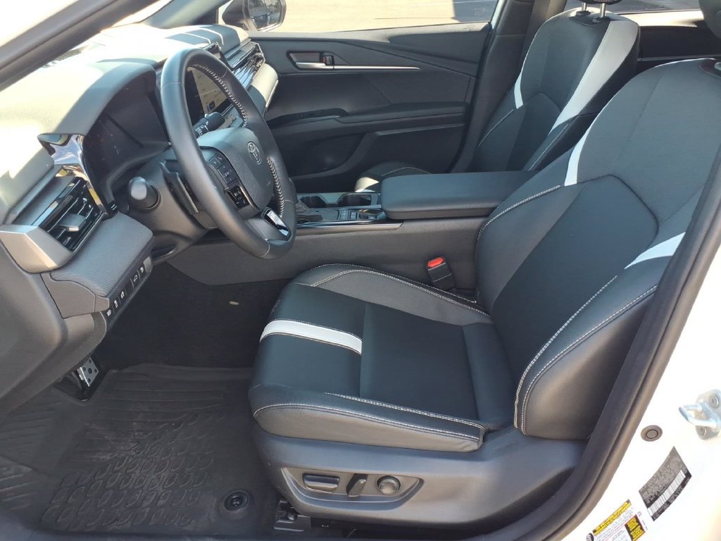 Used 2025 Toyota Camry SE w/ Convenience Package FWD image 16