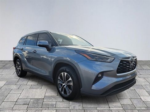 Used 2022 Toyota Highlander XLE image 1