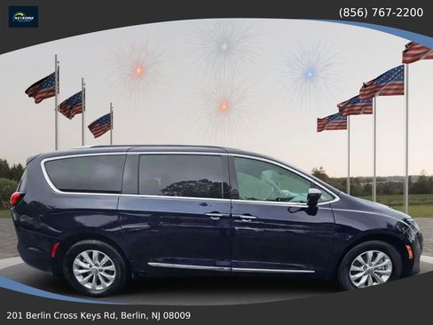 Used 2018 Chrysler Pacifica Touring-L image 2