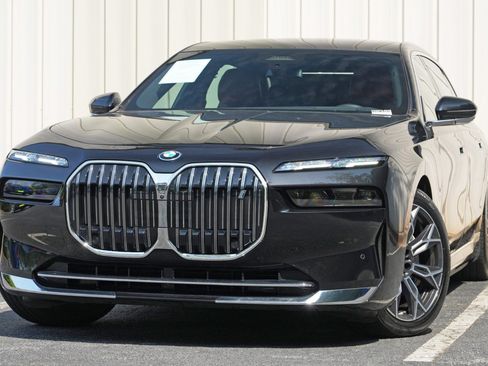 Used 2025 BMW i7 xDrive60 w/ Executive Package AWD/4WD image 3