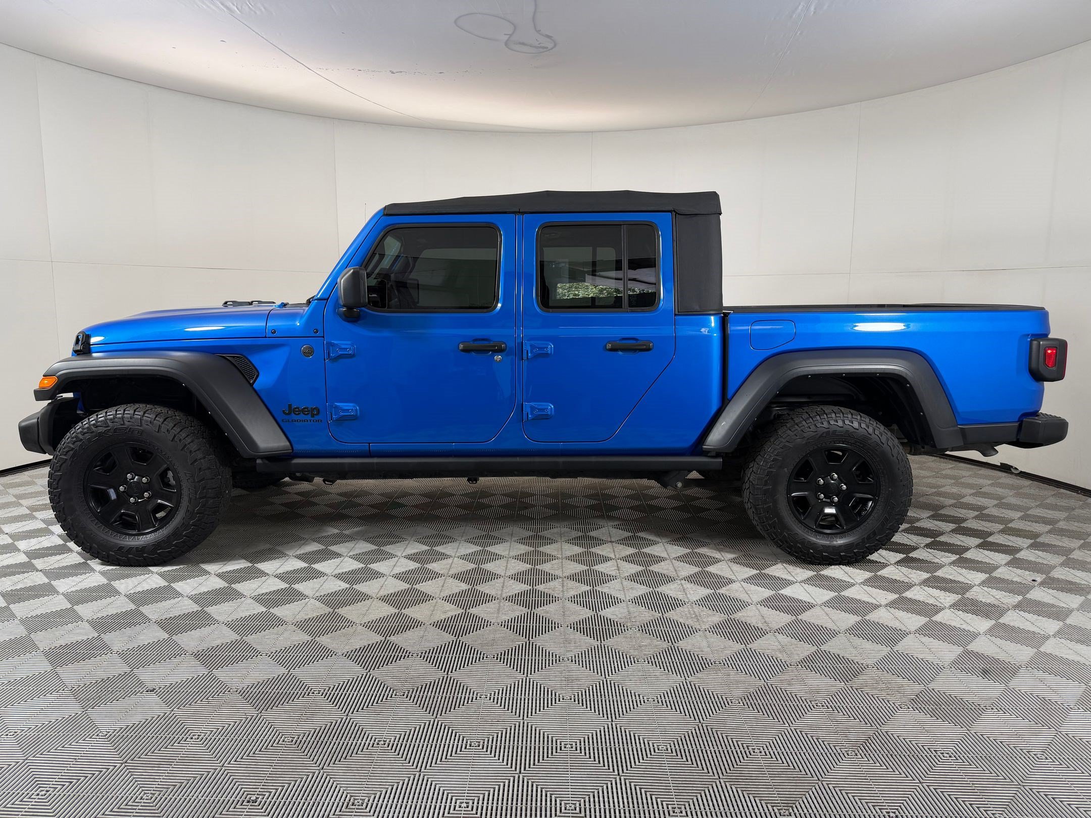 Used 2022 Jeep Gladiator Sport AWD/4WD image 2
