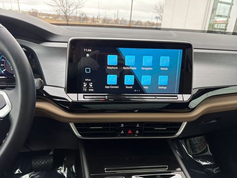 Certified 2025 Volkswagen Atlas Cross Sport SE image 19