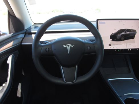 Used 2024 Tesla Model Y 2WD image 22