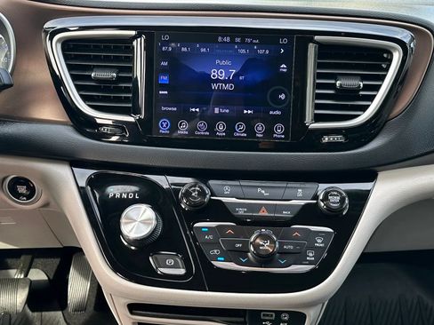 Used 2017 Chrysler Pacifica Touring-L FWD image 19