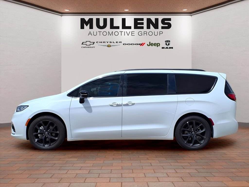 Used 2025 Chrysler Pacifica Limited FWD image 8