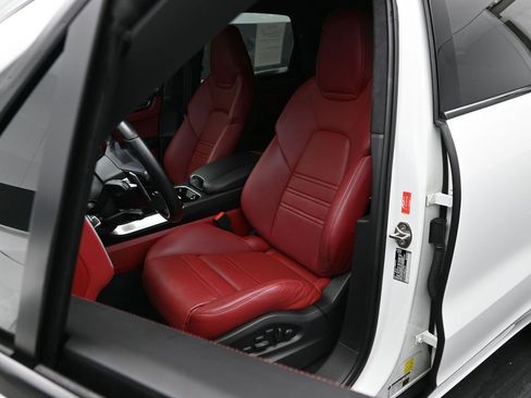 Certified 2022 Porsche Cayenne Turbo image 5