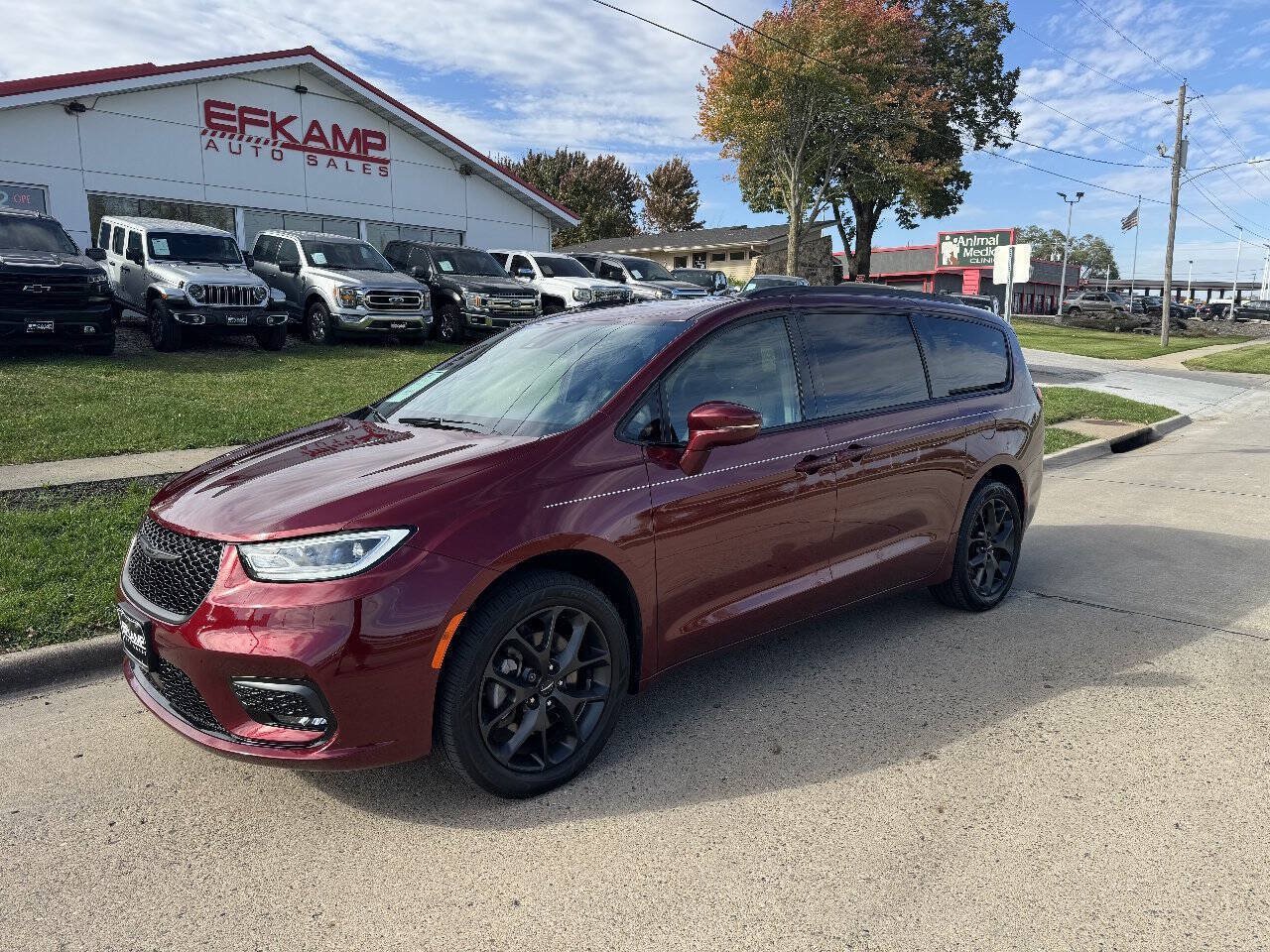 Used 2022 Chrysler Pacifica Touring-L w/ S Appearance Package AWD/4WD image 1