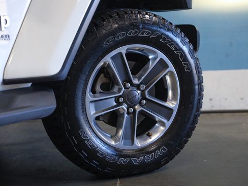 Used 2018 Jeep Wrangler Unlimited Sahara image 17