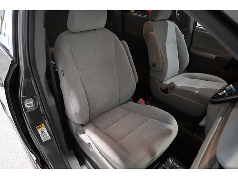 Used 2017 Toyota Sienna LE FWD image 16