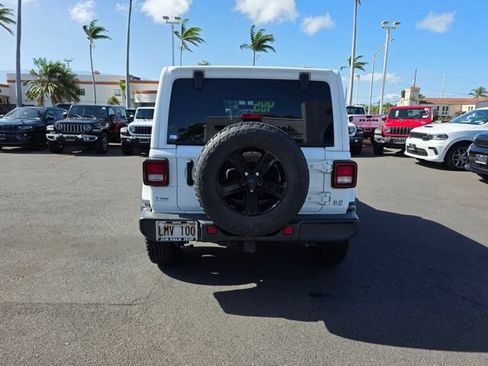 Used 2022 Jeep Wrangler Unlimited Sahara AWD/4WD image 4