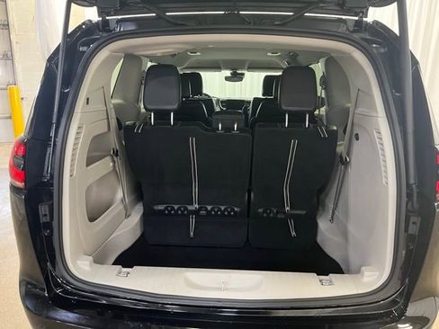 Used 2024 Chrysler Pacifica Touring-L image 11