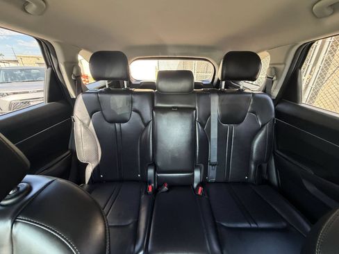 Used 2024 Kia Sorento S FWD image 36