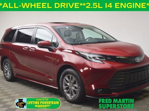 Used 2021 Toyota Sienna XLE image 1