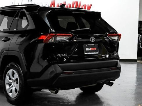 Used 2021 Toyota RAV4 LE image 12