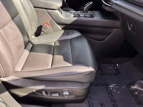 Used 2024 Cadillac XT4 Premium Luxury image 29