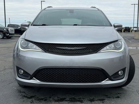 Used 2019 Chrysler Pacifica Limited w/ S Appearance Package FWD image 3