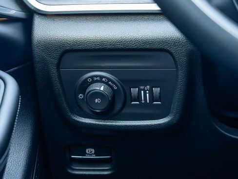 Used 2025 Jeep Grand Cherokee Limited image 24