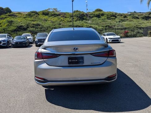 Used 2019 Lexus ES 300h ES 300h Luxury w/ Accessory Package 2 image 7