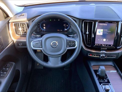 Used 2022 Volvo XC60 B5 Momentum w/ Climate Package image 5