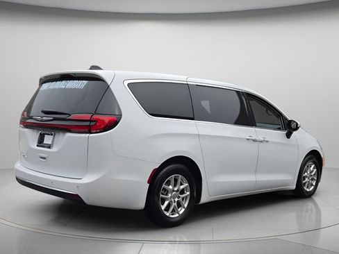 Used 2023 Chrysler Pacifica Touring-L FWD image 7