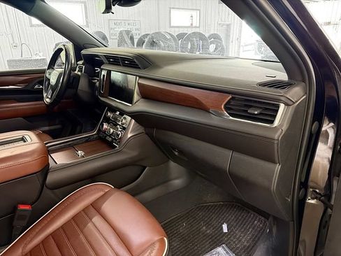 Used 2023 GMC Yukon XL Denali Ultimate AWD/4WD image 12