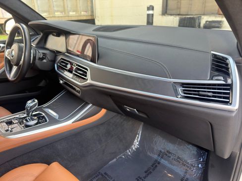 Used 2022 BMW X7 xDrive40i w/ M Sport Package AWD/4WD image 15