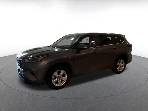 Used 2025 Toyota Highlander LE FWD image 7