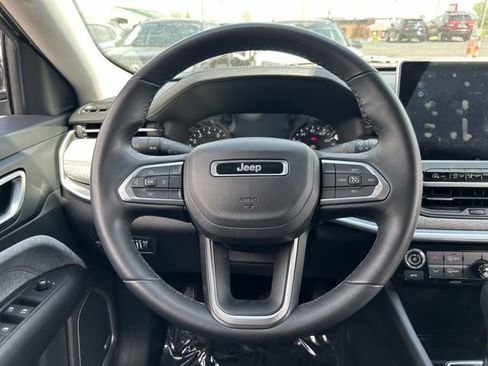 Used 2022 Jeep Compass Latitude w/ Sun and Sound Group AWD/4WD image 10