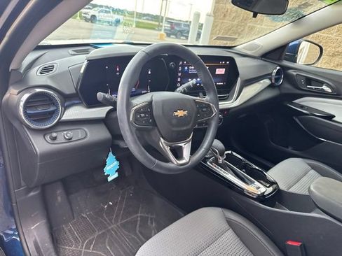 Used 2024 Chevrolet Trax LT w/ Sunroof Package FWD image 13