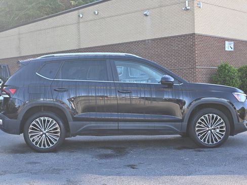 Used 2025 Volkswagen Taos SE image 10