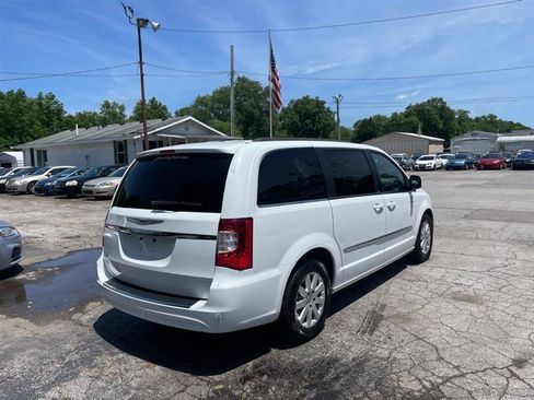 Used 2014 Chrysler Town & Country Touring FWD image 5