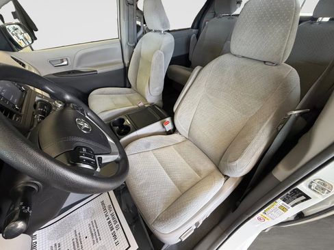 Used 2019 Toyota Sienna LE FWD image 46