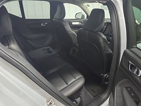 Used 2022 Volvo XC40 T5 Momentum w/ Climate Package image 18