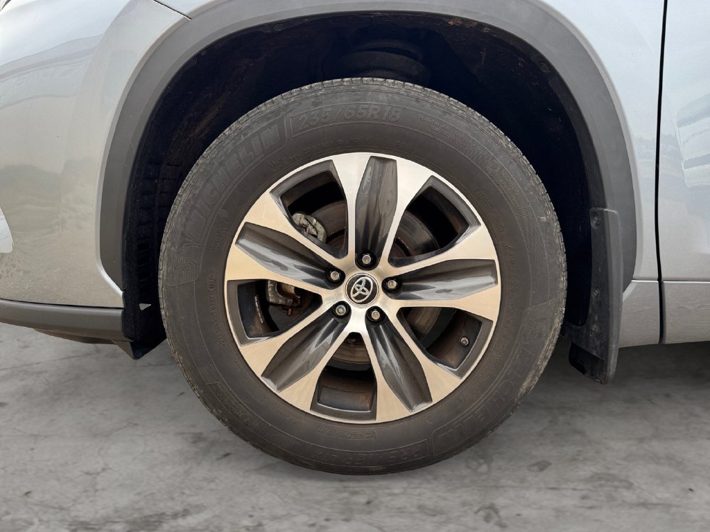 Used 2023 Toyota Highlander XLE AWD/4WD image 9
