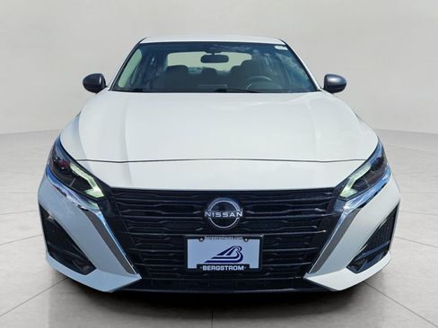Used 2025 Nissan Altima 2.5 SV FWD image 3