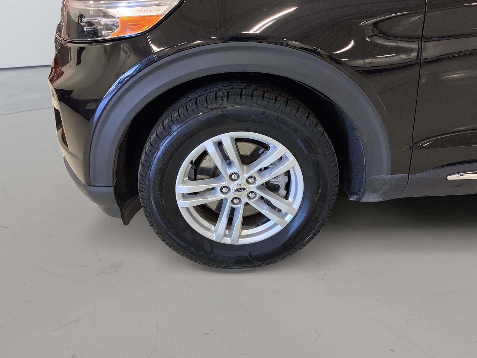 Used 2023 Ford Explorer XLT w/ Equipment Group 202A RWD image 9