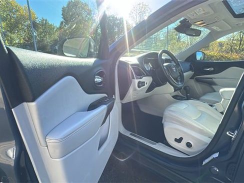 Used 2021 Jeep Cherokee Limited w/ Elite Package image 31