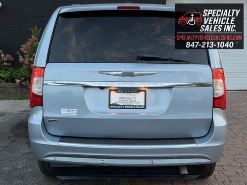 Used 2013 Chrysler Town & Country Touring FWD image 11