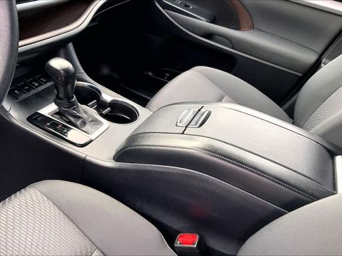 Used 2018 Toyota Highlander LE AWD/4WD image 16