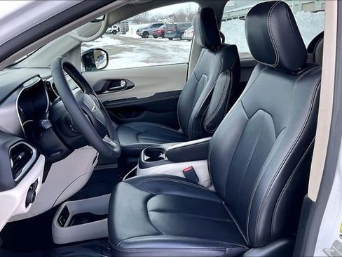 Used 2024 Chrysler Pacifica Touring-L FWD image 25
