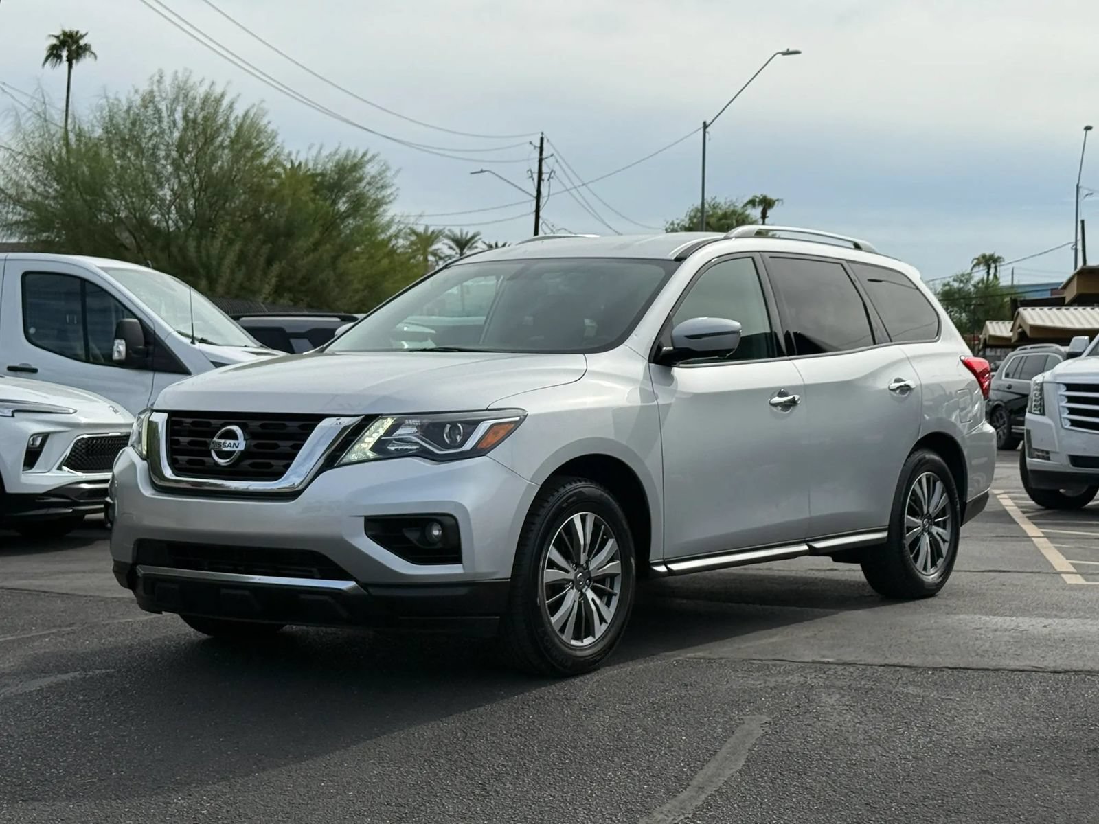 Used 2019 Nissan Pathfinder SL AWD/4WD image 1