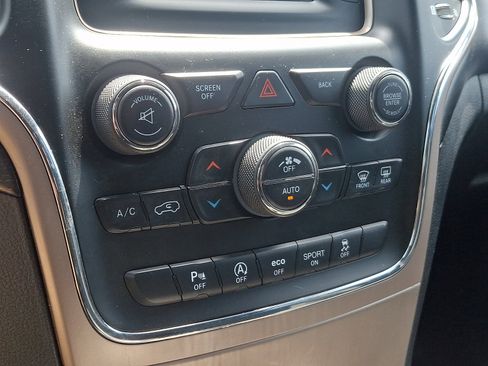 Used 2017 Jeep Grand Cherokee Laredo AWD/4WD image 16