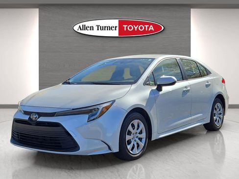 Used 2023 Toyota Corolla LE image 3