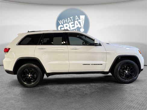 Used 2020 Jeep Grand Cherokee Laredo image 2