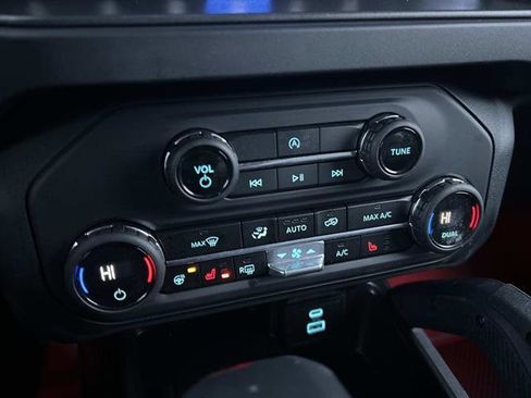 Used 2025 Ford Bronco Badlands image 32