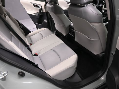 Used 2021 Toyota RAV4 XLE Premium image 19