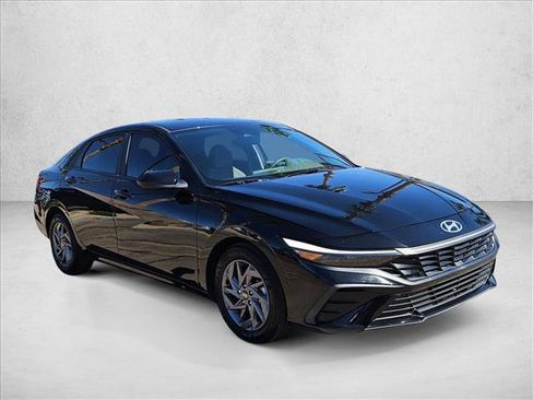 Certified 2024 Hyundai Elantra SEL image 3