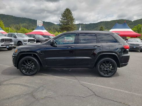 Used 2017 Jeep Grand Cherokee Altitude AWD/4WD image 11